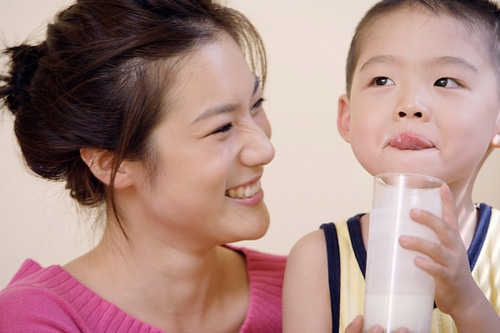 Sữa bột Nestlé giả ảnh hưởng gì đến trẻ nhỏ? Những rủi ro phụ huynh cần biết 3 Sữa bột Nestlé giả ảnh hưởng gì đến trẻ nhỏ? Những rủi ro phụ huynh cần biết